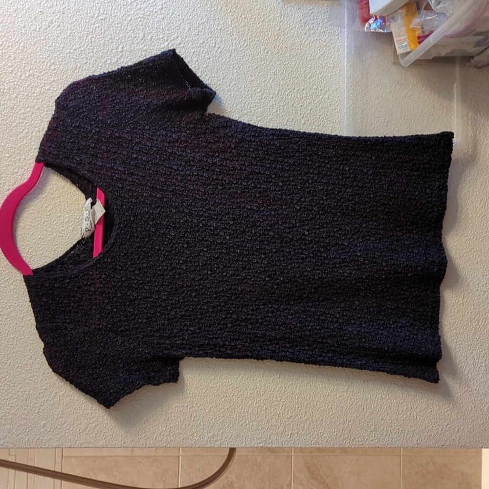 Black stretchy lacey tee S
